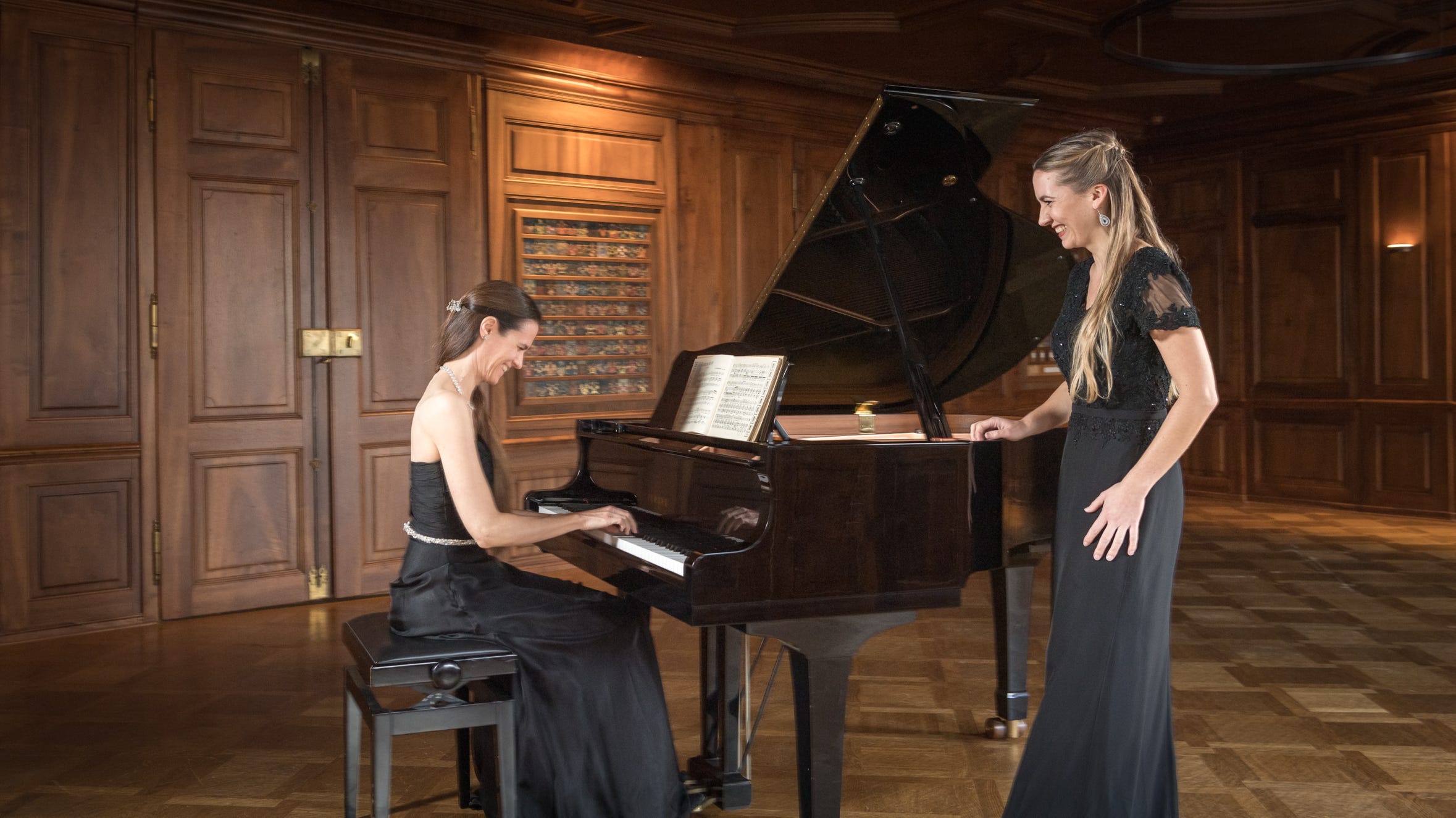 Foto von Muriel Schwarz mit Pianistin, lachend