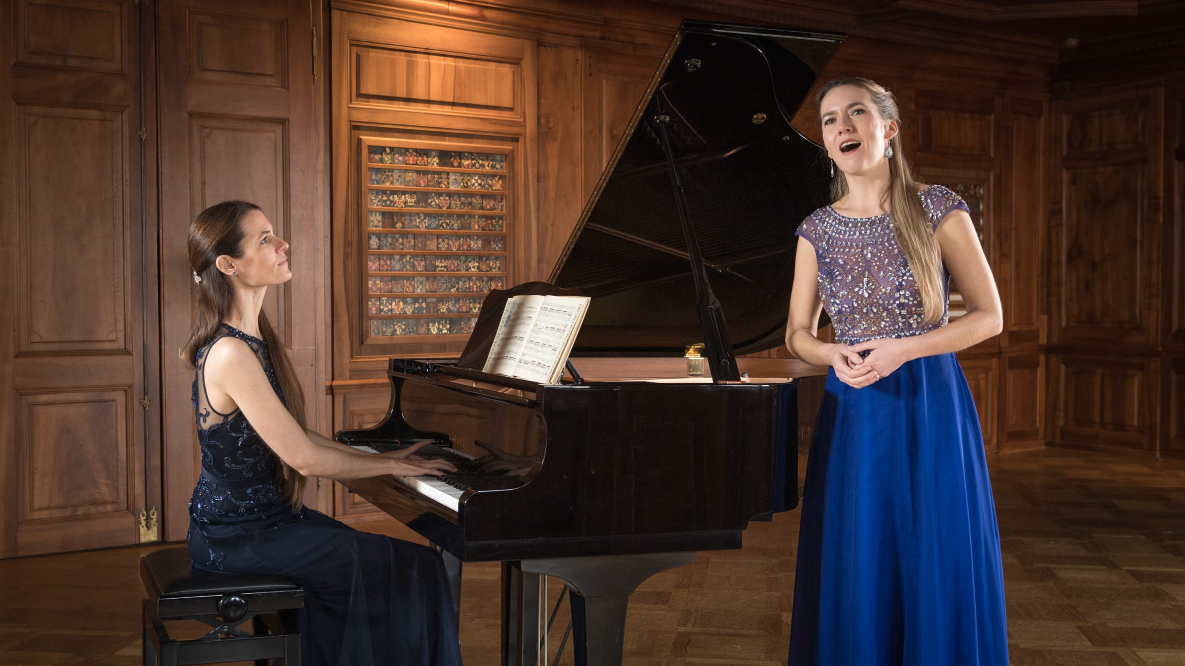 Foto von Muriel Schwarz singend mit Begleitung am Klavier